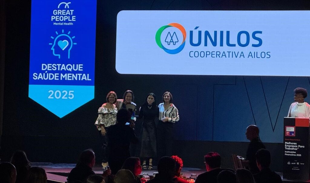 Delbora Machado (Diretora-Executiva), Silvania Junckes de Amorim (Diretora-Administrativa) e Adriana Thomé (coordenadora de Gestão de Pessoas) receberam o Troféu Destaque Saúde Mental 2025 em São Paulo (SP). Foto: Divulgação