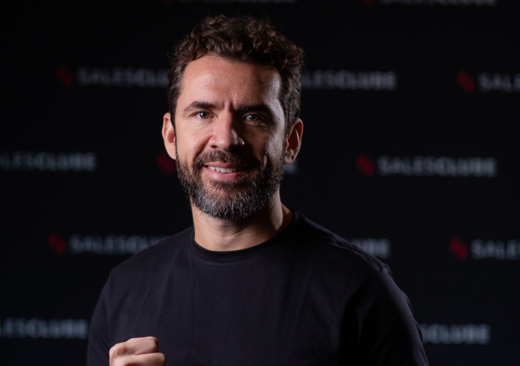 Gustavo Malavota - Sócio fundador do Grupo Mola, fundador do Instituto Vendas. Mestre em Gestao e Desenvolvimento, graduado em Marketing pela ESPM . Nos últimos 15 anos , capacitou mais de 150 mil vendedores e líderes no Brasil e no mundo.