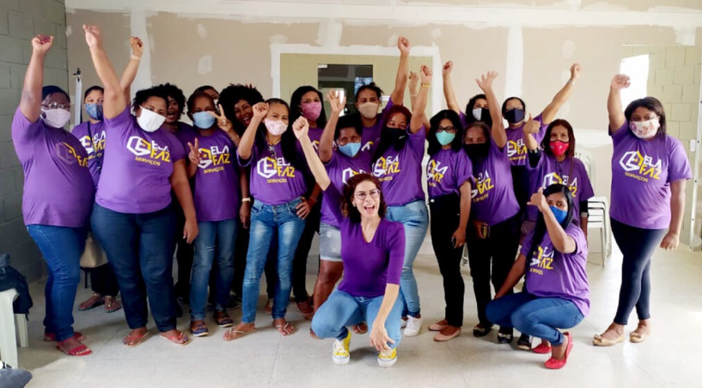 Ao centro Lívia Vianna, CEO da Ela Faz, com trabalhadoras que utilizam a plataforma da startup_divulgação