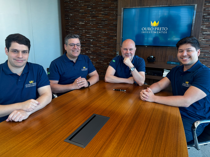 Foto: da esquerda para direita os líderes de área do produto: Calil Filippelli (Gestor/CGA), Fábio Murad (Consultor de Valores Mobiliários/CEA), Leandro Turaça (Diretor de Gestão/CVM) e Naor Kunioshi