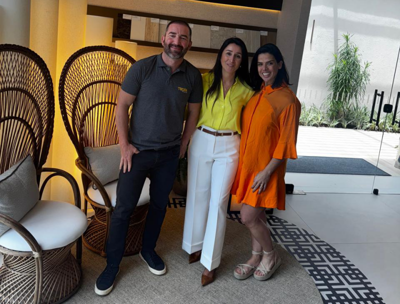 Andressa Machado com Leonardo Negrão e Pamela Ferreira, da Tegra Rio - Créditos da foto: Divulgação