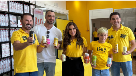 Felipe Titto em visita à fábrica da Baly. Foto: Divulgação