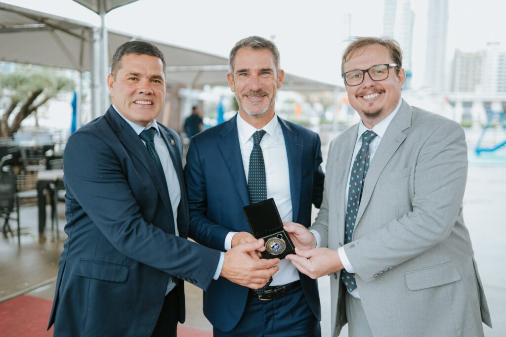 Divulgação/Prefeitura de Itajai Prefeito Robison Coelho, CEO da Azimut Yachts, Carlo Alberto Sisto, e o procurador do município de Itajaí, Dr. Jeancarlo Gorges
