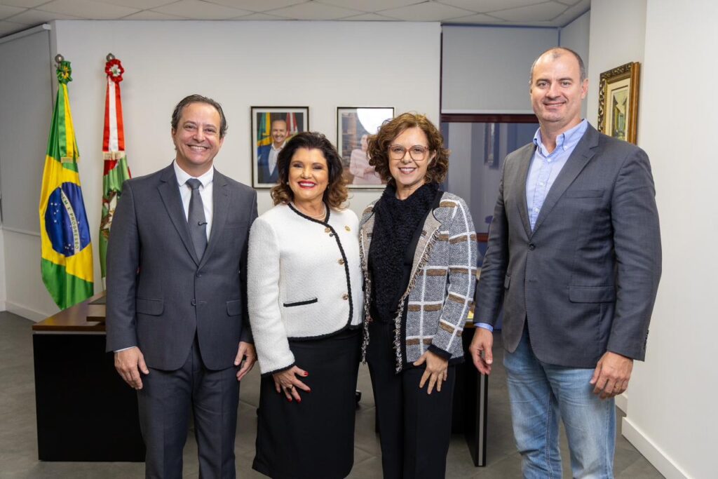 Sandro Alves, vice-governadora e os diretores do SindaF-SC, Simone Pereira dos Santos e Rafael Almeida Pinheiro da Costa - Créditos da foto: Divulgação