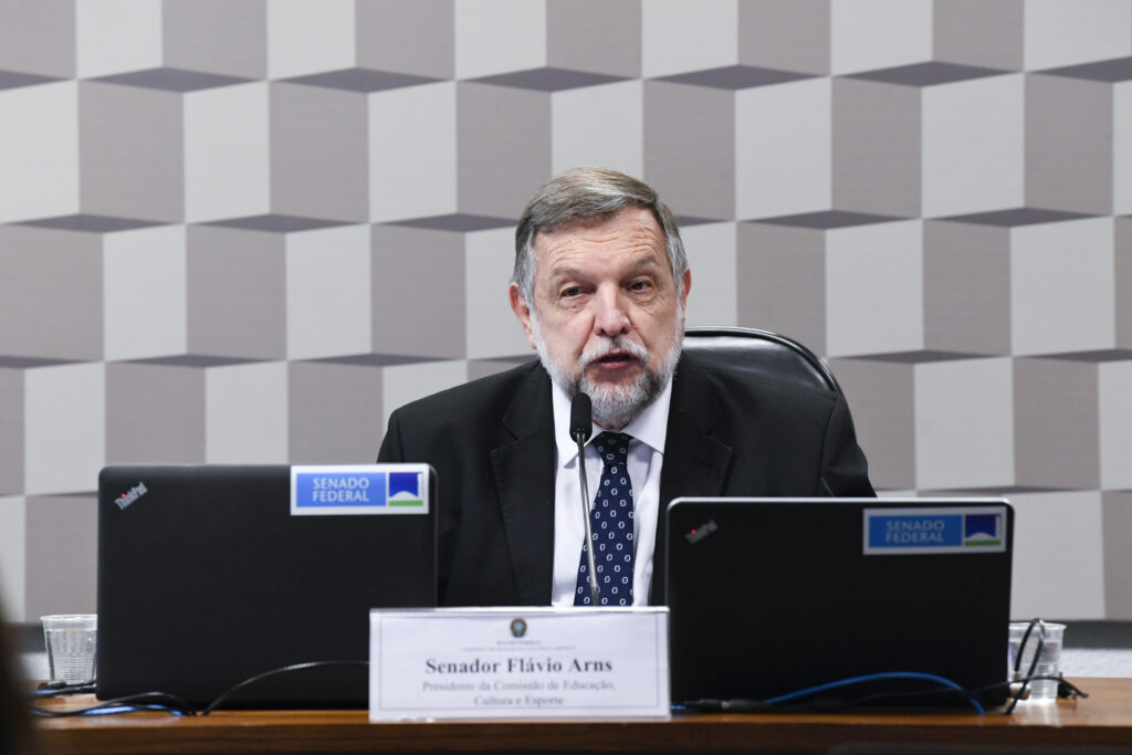 Flávio Arns conduz aprovação de projeto que amplia políticas de inclusão na educação O senador Flávio Arns (PSB-PR), coordenador da Frente Parlamentar Mista pela Inclusão e Qualidade na Educação Particular (FPeduQ), conduziu a aprovação, nesta quarta-feira (17), do Projeto de Lei nº 365/2026 na Comissão de Direitos Humanos (CDH) do Senado. Relator da matéria, de autoria do senador Romário (PL-RJ), Arns defendeu a inclusão de medidas voltadas aos estudantes com deficiência e com necessidades específicas nos projetos pedagógicos das escolas. A proposta, que altera a Lei de Diretrizes e Bases da Educação Nacional (LDB), segue agora para análise da Comissão de Educação (CE). O texto determina que as instituições de ensino passem a prever em seus projetos pedagógicos a institucionalização do atendimento educacional especializado, além da oferta de serviços e adaptações necessários para atender às necessidades específicas dos alunos. O atendimento educacional especializado reúne recursos e estratégias destinados a eliminar barreiras que dificultam a aprendizagem e a participação dos estudantes no ambiente escolar. A proposta também estabelece que os projetos pedagógicos contemplem a flexibilização dos currículos, das metodologias de ensino, dos recursos educativos e dos processos avaliativos. O objetivo é permitir que o ensino seja adaptado às características e necessidades de cada estudante, favorecendo sua participação e aprendizado em igualdade de condições. O PL 365/2026 é um substitutivo da Câmara dos Deputados a uma proposta originalmente aprovada pelo Senado em 2016. Em seu parecer, Flávio Arns observou que parte significativa do conteúdo inicial já foi incorporada pela Lei Brasileira de Inclusão da Pessoa com Deficiência (Lei nº 13.146/2015), que assegura o direito à educação em sistema educacional inclusivo e prevê medidas de apoio aos estudantes com deficiência. Por isso, segundo o senador, a redação aprovada pela Câmara preserva os dispositivos ainda necessários e reforça, na própria LDB, a importância de que as escolas incorporem políticas de inclusão em seus projetos pedagógicos. "Preserva núcleo relevante da proposição originária e se mostra compatível com o quadro normativo vigente", destacou Flávio Arns em seu relatório, lido durante a reunião pela presidente da Comissão de Direitos Humanos, senadora Damares Alves (Republicanos-DF). Reconhecido por sua atuação em defesa da educação inclusiva, o senador paranaense ressaltou que a proposta representa mais um avanço para garantir o direito à educação de estudantes com deficiência e necessidades específicas, fortalecendo o papel das instituições de ensino na promoção da inclusão e da igualdade de oportunidades. Com a aprovação na CDH, o projeto segue agora para apreciação da Comissão de Educação do Senado.