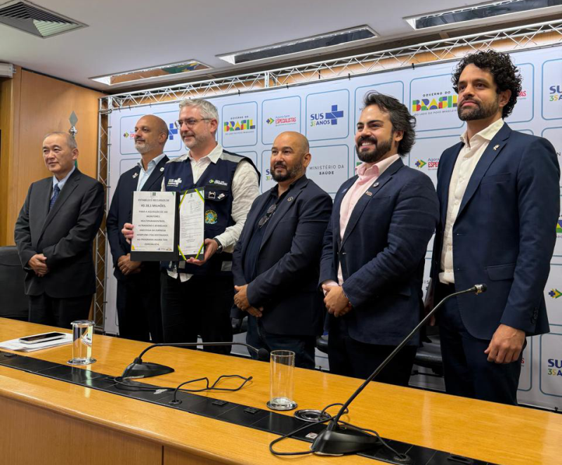 Hospitais públicos receberão novos equipamentos para fortalecer capacidade cirúrgica no SUS A iniciativa integra o PAC Cirurgias, do Governo Federal, e terá apoio da Hospcom na implementação de tecnologias voltadas à cirurgia, anestesia, monitorização e diagnóstico por imagem O Governo Federal avança na modernização da rede pública de saúde com a estruturação de 229 salas cirúrgicas em diferentes regiões do país por meio do PAC Cirurgias. A iniciativa busca ampliar a capacidade de realização de procedimentos no Sistema Único de Saúde (SUS), levando aos hospitais equipamentos voltados para cirurgia, anestesia, monitorização e diagnóstico por imagem. O projeto contempla a instalação de tecnologias como sistemas de vídeo-laparoscopia 4K, equipamentos de ultrassonografia, monitores multiparamétricos e soluções avançadas para suporte anestésico. A expectativa é fortalecer a infraestrutura hospitalar, ampliar o acesso da população a procedimentos de maior complexidade e contribuir para atendimentos mais seguros e eficientes. Para viabilizar a iniciativa, o Governo Federal selecionou a Hospcom, empresa especializada em tecnologias para a área da saúde, responsável pelo fornecimento e pela implementação dos equipamentos previstos no contrato. "A tecnologia tem um papel fundamental na qualificação da assistência hospitalar. Participar deste projeto significa contribuir para que mais unidades do SUS contem com recursos que apoiem diagnósticos e procedimentos cirúrgicos com mais segurança e eficiência", afirma Gabriel Alencar Coelho, CEO da Hospcom. - Créditos da foto: Divulgação