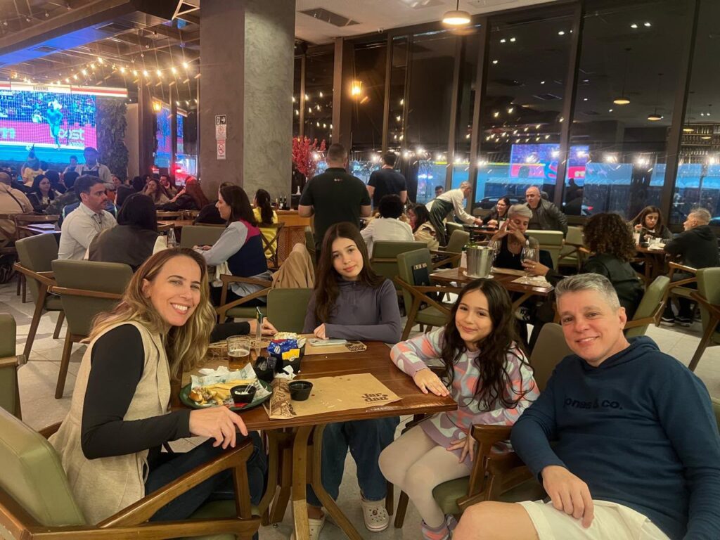 Rodrigo Fernandes Conceição com a esposa e as filhas Mariana e Mariah
Arquivo Pessoal