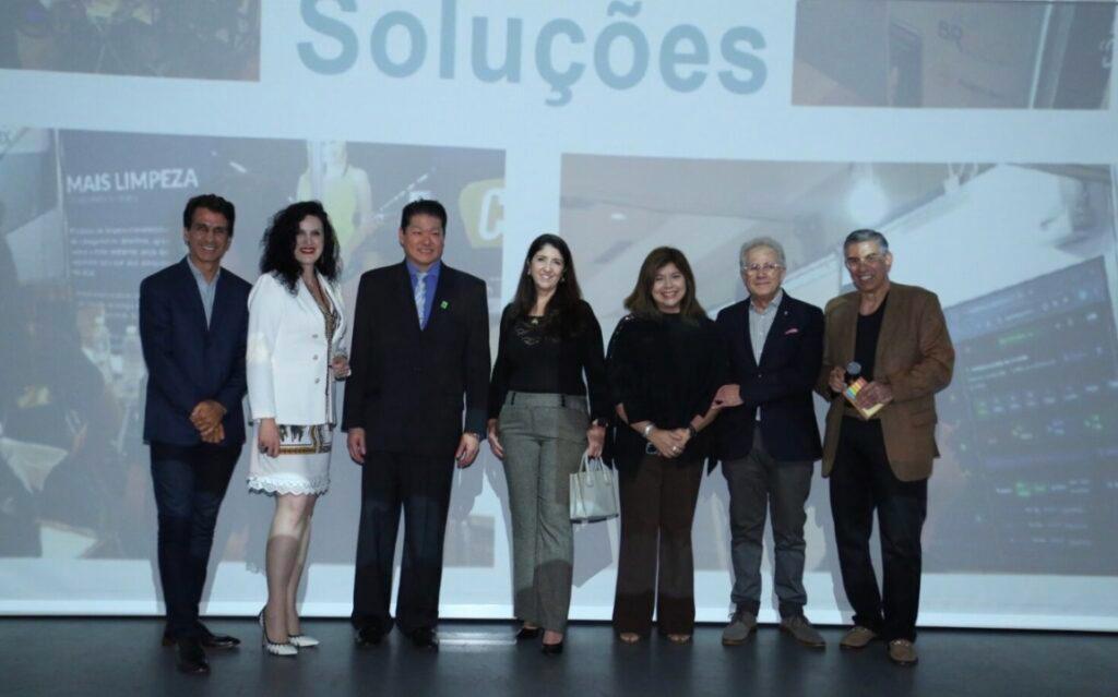 José Roberto Sevieri, diretor da Proma Feiras; Otavio Neto, CEO da ON Media; Diana Pomar, de Los Cabos e Xcaret México; Marília Andrade, do Farejando por Aí; Bruno Omori, diretor do IDT-CEMA; Marlize Baierle, responsável pelo Espaço de Luxo; e Francisco Feitosa, da Ilha das Soluções (Divulgação)