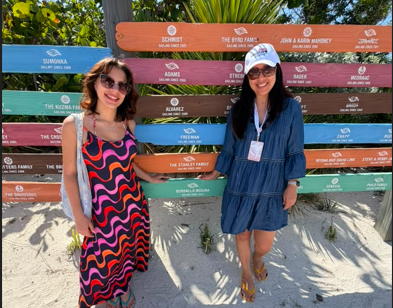 Luciana Misura Julia Misura com a mãe, Luciana Misura, junto à placa da família em Castaway Cay