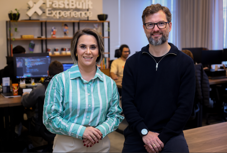 Alex Miranda Adriana Bombassaro, diretora de operações da FastBuilt, e Jean Ferrai, CEO da FastBuilt