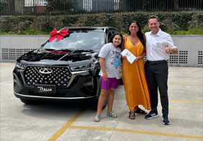 Patrícia Dantas recebendo as chaves do seu carro - Créditos da foto: Divulgação