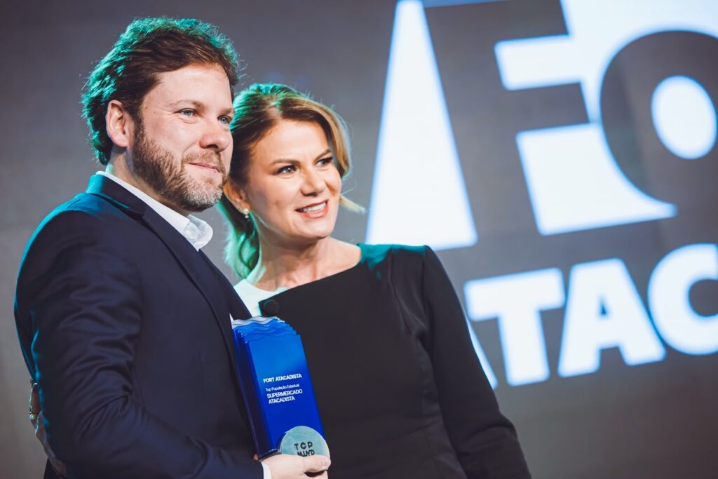 Lucas Pereira recebendo o troféu Top of Mind da diretora comercial da NSC, Lorena Peter (Foto Agência J. Somensi)