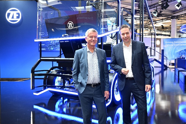 Andreas Moser, membro do Conselho de Administração da ZF e Head da Divisão de Soluções para Veículos Comerciais, e Fabian Schlegel, Global Head de Vendas e Head da Região EMEA, Divisão de Soluções ZF