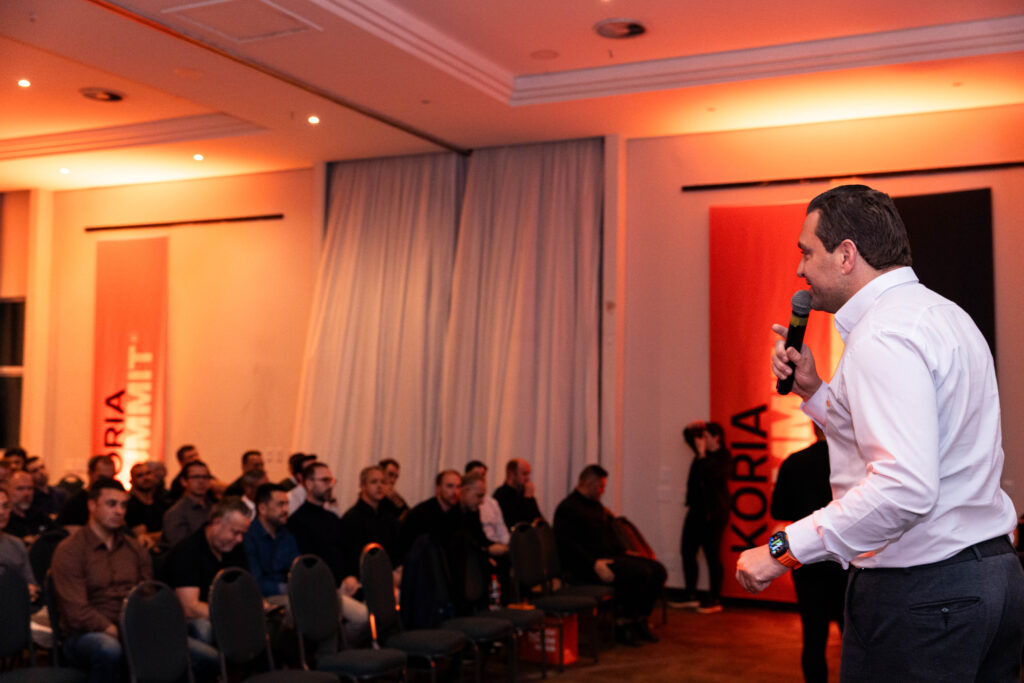 CEO da Koria, Renato Valcarengh Nunes discursa no evento de lançamento do Koria Summit 2027 - Crédito Divulgação