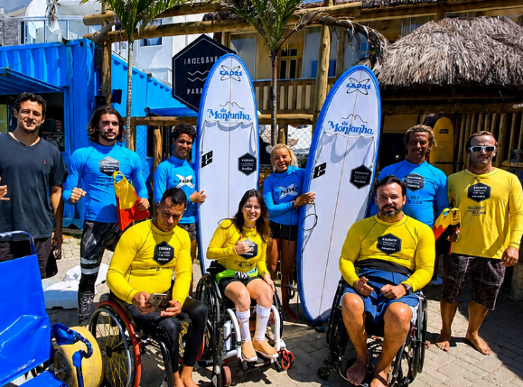 Equipe de surfe do Cades (Centro de Aprendizagem e Desenvolvimento do Esporte Social): Cades promove desenvolvimento de crianças e adolescentes que vivem à margem da violência armada no Rio de Janeiro, e interessados que possuem deficiências físicas e motoras - Foto de Divulgação CADES