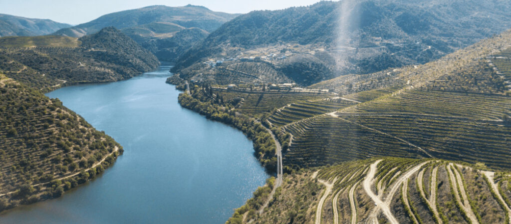 Região do Douro, em Portugal, onde fica a produção de vinhos da vinícola Burmester - Créditos da foto: Divulgação